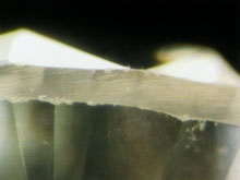 鑽石冒仿品的腰部會呈細條狀的紋路